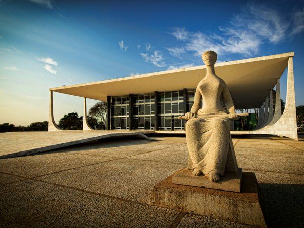 Escultura A Justiça obra de Alfredo Ceschiatti de 1961 diante do STF Supremo Tribunal Federal - sede do Poder Judiciário