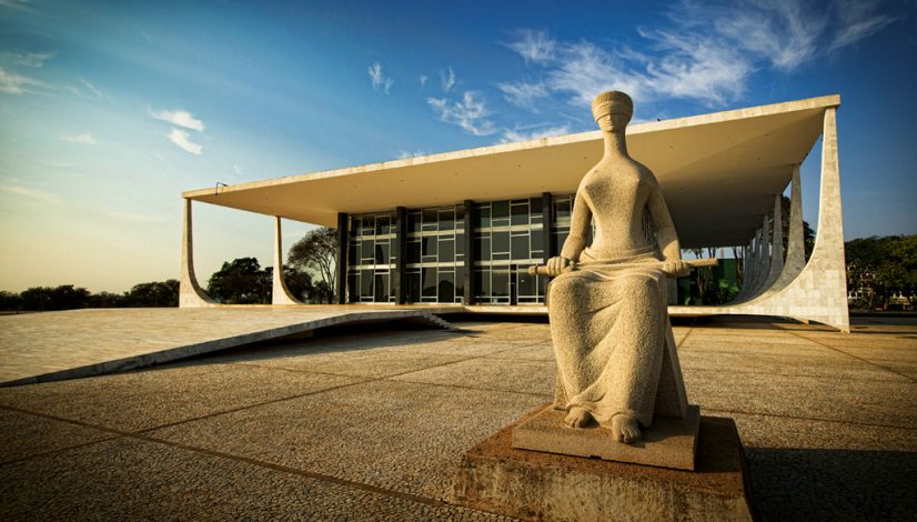 Escultura A Justiça obra de Alfredo Ceschiatti de 1961 diante do STF Supremo Tribunal Federal - sede do Poder Judiciário