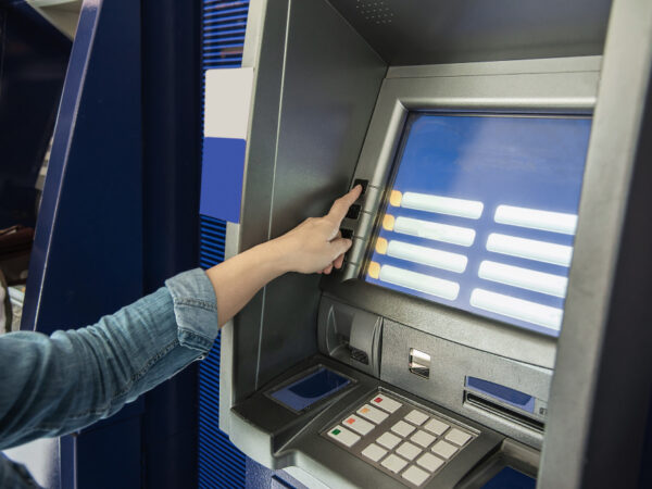 pessoas-esperando-para-conseguir-dinheiro-de-caixa-automatico-as-pessoas-retiraram-dinheiro-do-conceito-de-caixa-eletronico Novidades no FGTS Digital